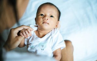 Bayi Tidak Menangis Segera saat Lahir? Ini Penyebabnya