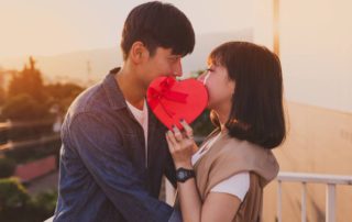 Mengapa Pasangan Menutup Mata saat Berciuman? Cek Alasannya