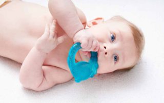 Teether Bayi: Manfaat, Risiko, hingga Tips Memilihnya