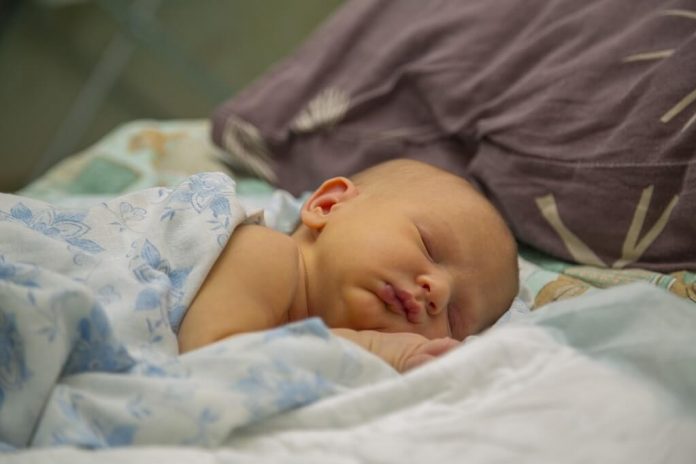 cara-menidurkan-bayi-tanpa-digendong-doktersehat