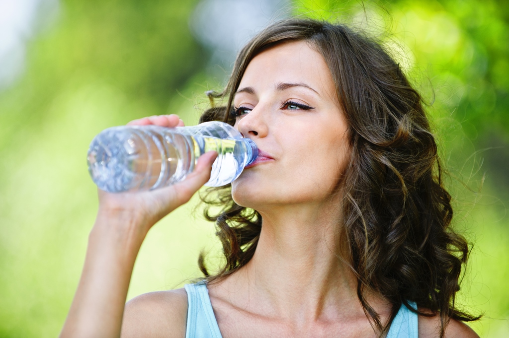 10 Manfaat Minum Air Putih bagi Kesehatan