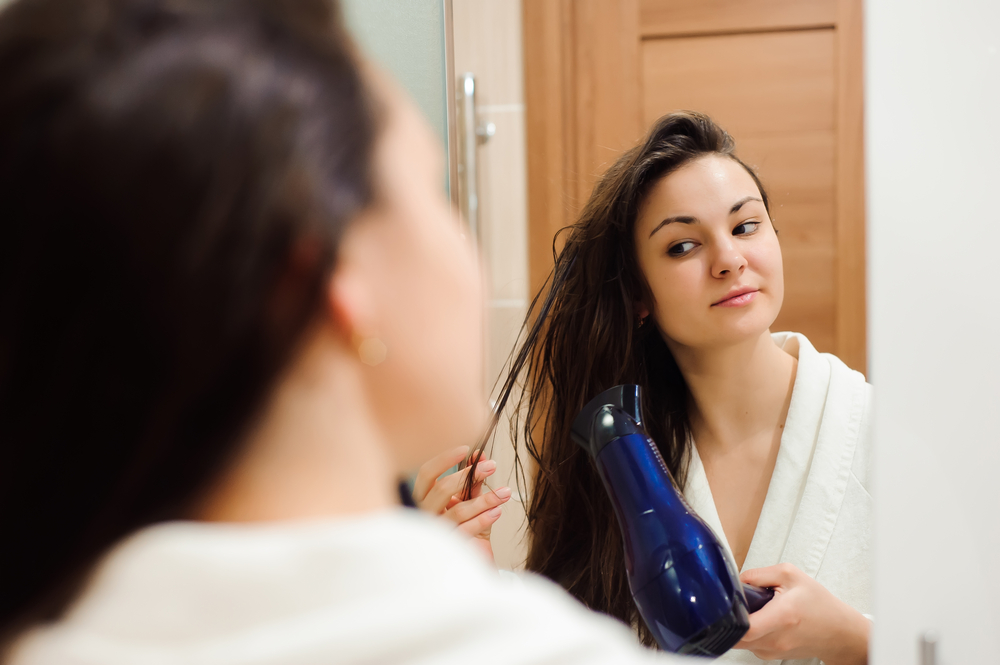 3 Dampak Buruk Mengeringkan Rambut dengan Kipas Angin