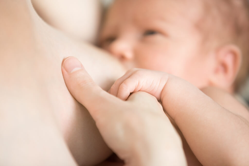 Ibu Hamil Wajib Tahu, Ini 5 Manfaat Hebat Beri Kolostrum untuk Bayi