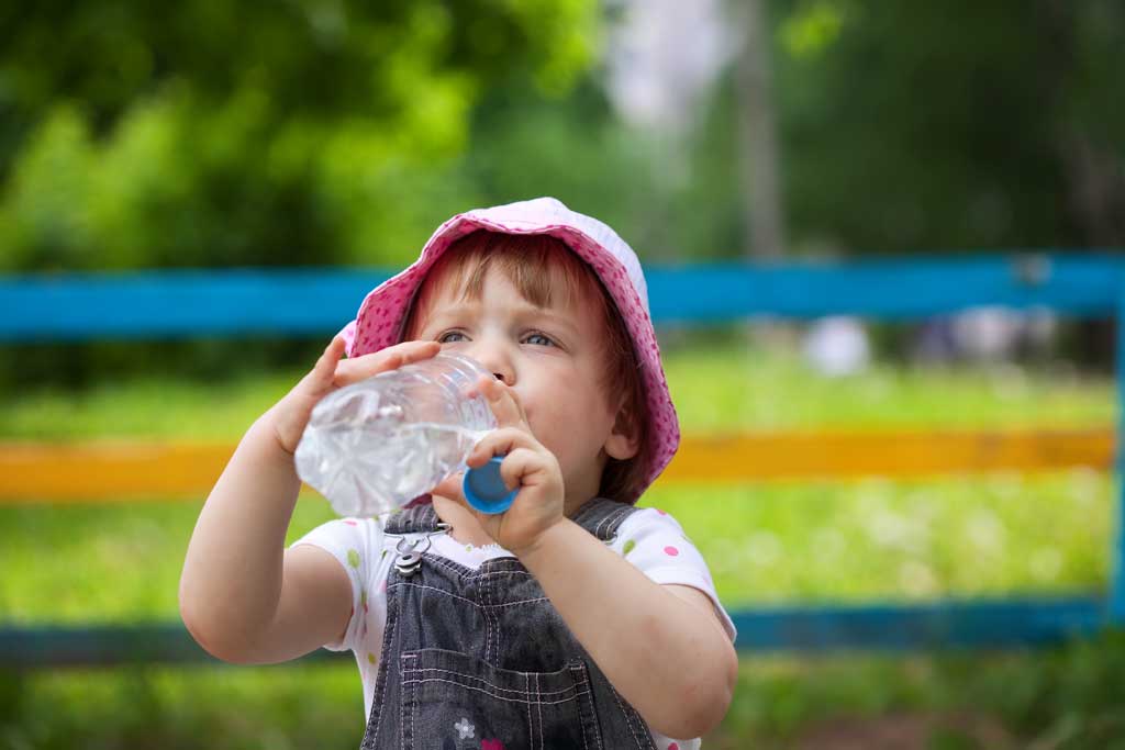Anak Tak Mau Minum Air Putih? Ini 5 Cara Mudah Membiasakannya!