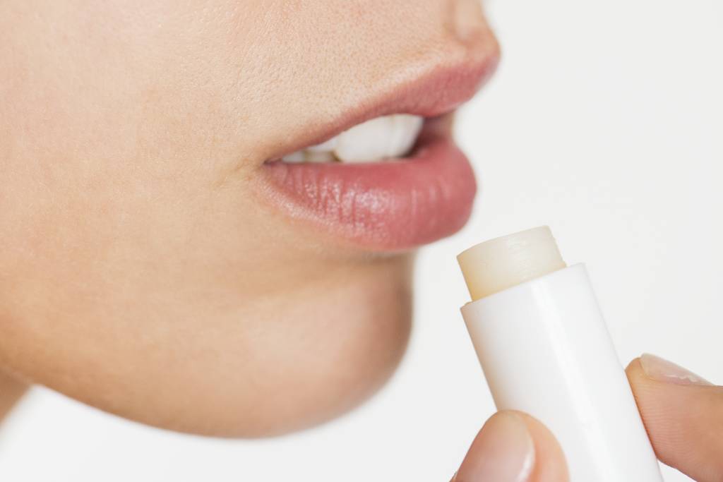 5 Cara Mudah dan Aman Mengatasi Bibir Kering Saat Puasa