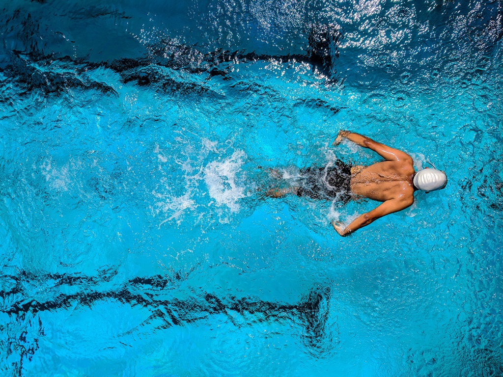 Sebelum berenang sebaiknya melakukan pemanasan berupa peregangan otot-otot dengan tujuan