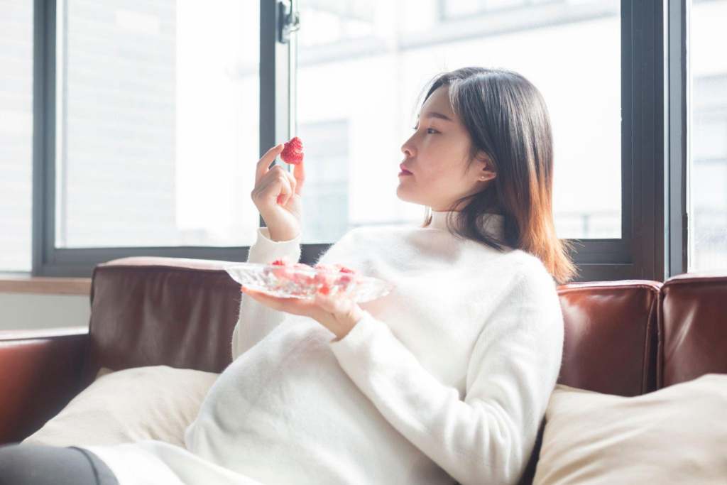 10 Manfaat Makan Buah Stroberi bagi Ibu Hamil