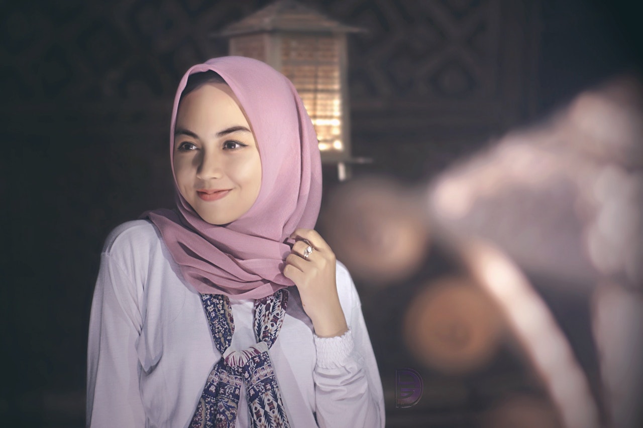 3 Cara Mencegah Rambut Lepek Saat Menggunakan Hijab