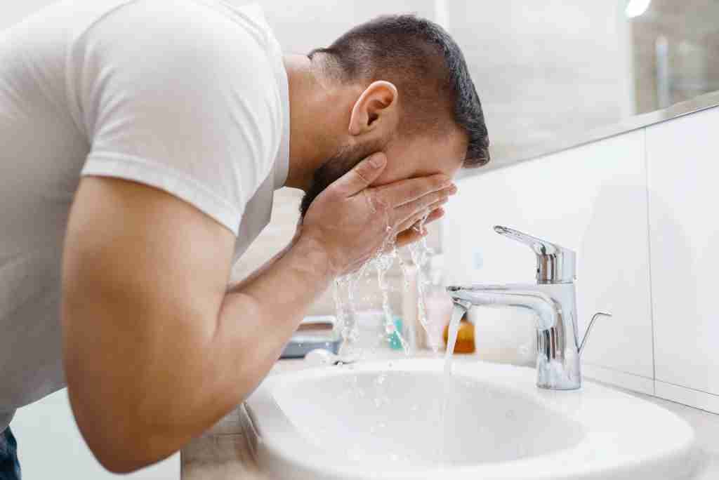 8 Kesalahan saat Mencuci Muka yang Sering Tidak Disadari