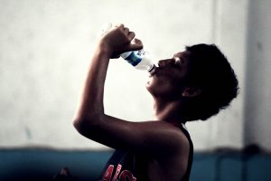 minum_air_berbuka_puasa_doktersehat_1