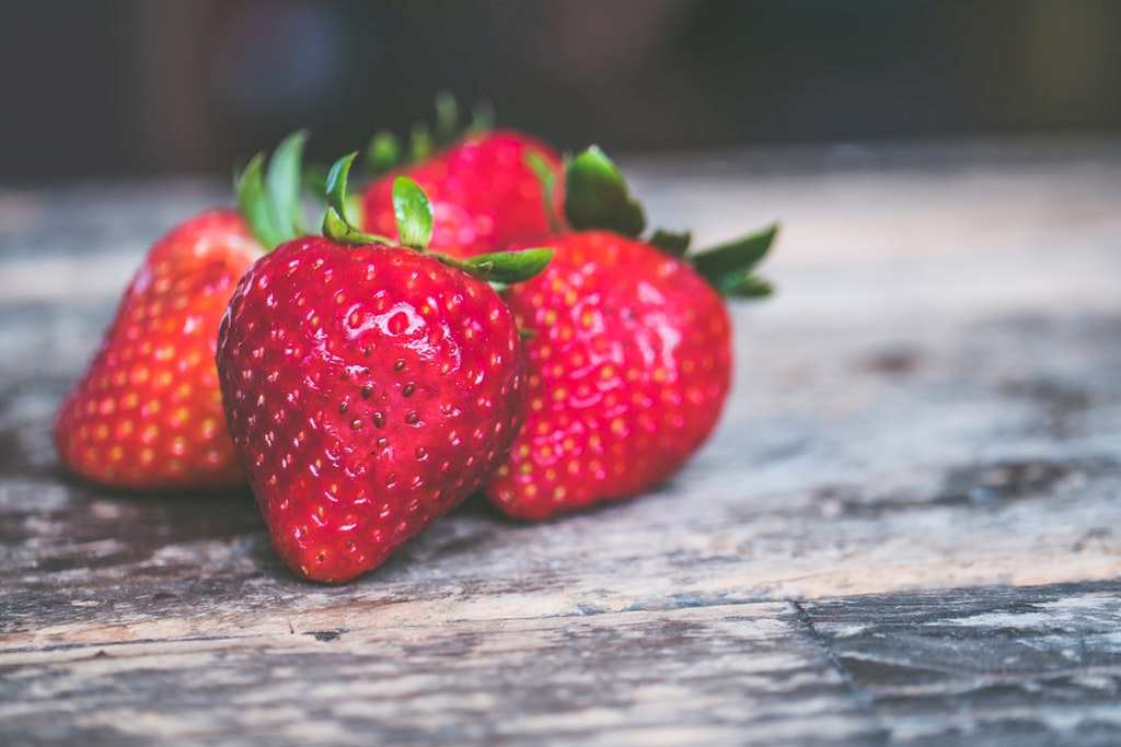 Lawan Kulit Berminyak dengan Bantuan Strawberry
