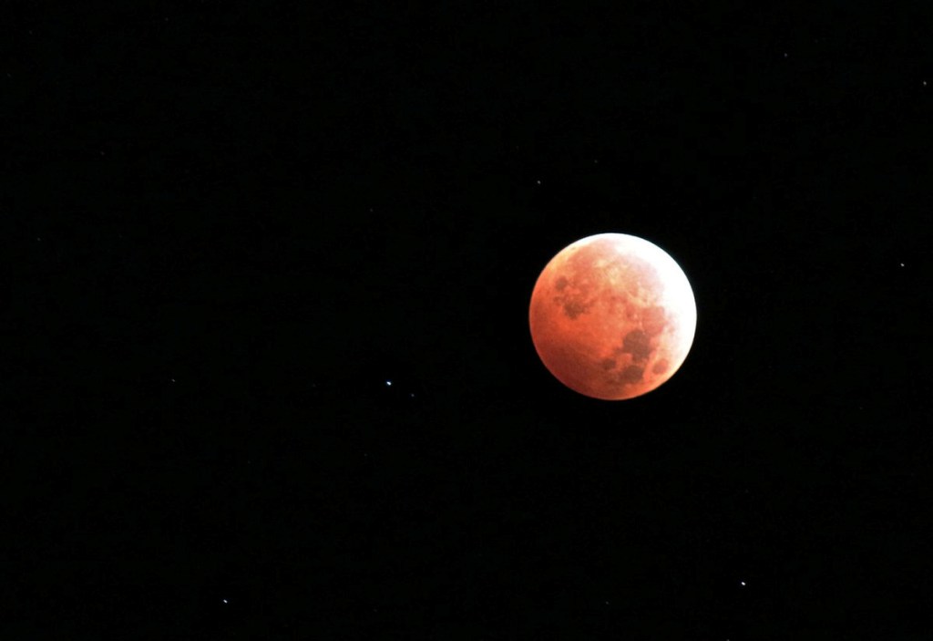 Amankah Melihat Gerhana Bulan dengan Mata Telanjang?