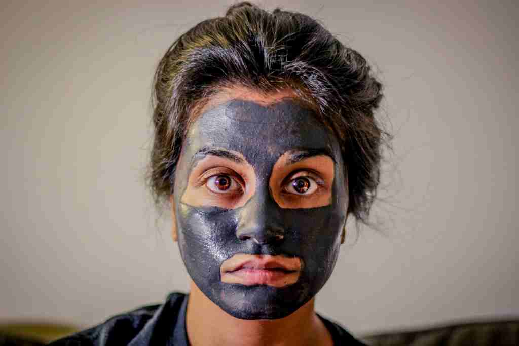 7 Manfaat Masker Charcoal (Arang) untuk Wajah Cantik Alami