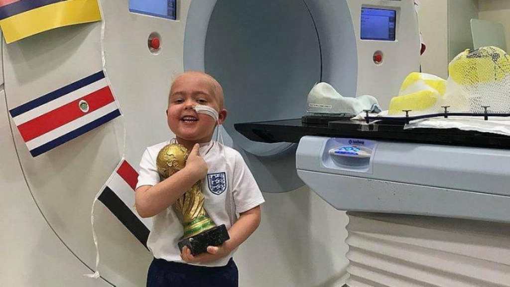 Berjuang Melawan Kanker, Bocah Ini Dapat Trofi Piala Dunia