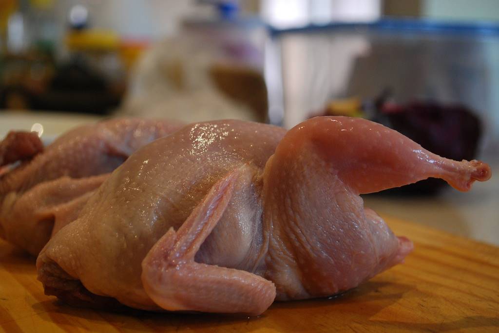 4 Alasan Mengapa Daging Ayam Mentah Tak Perlu Dicuci