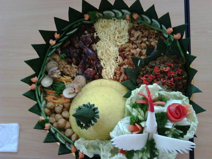 Tumpeng-makanan-17-agustus-doktersehat-1