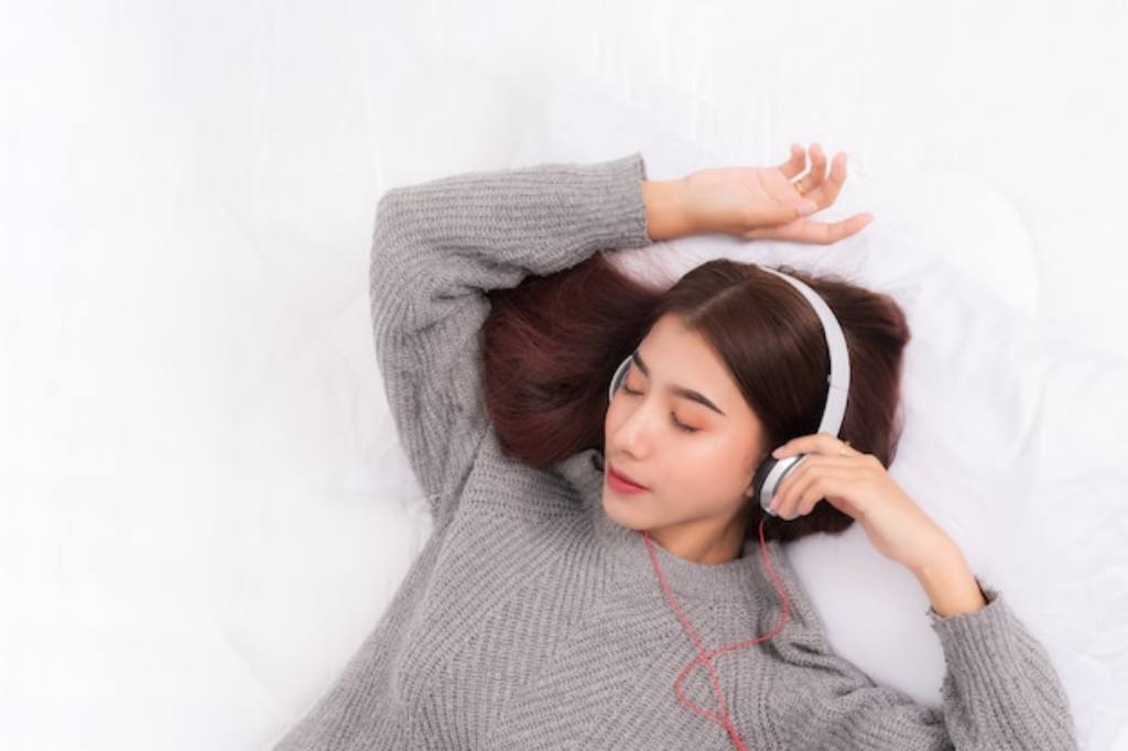 Punya Kebiasaan Mendengarkan Musik saat Tidur, Berbahayakah?