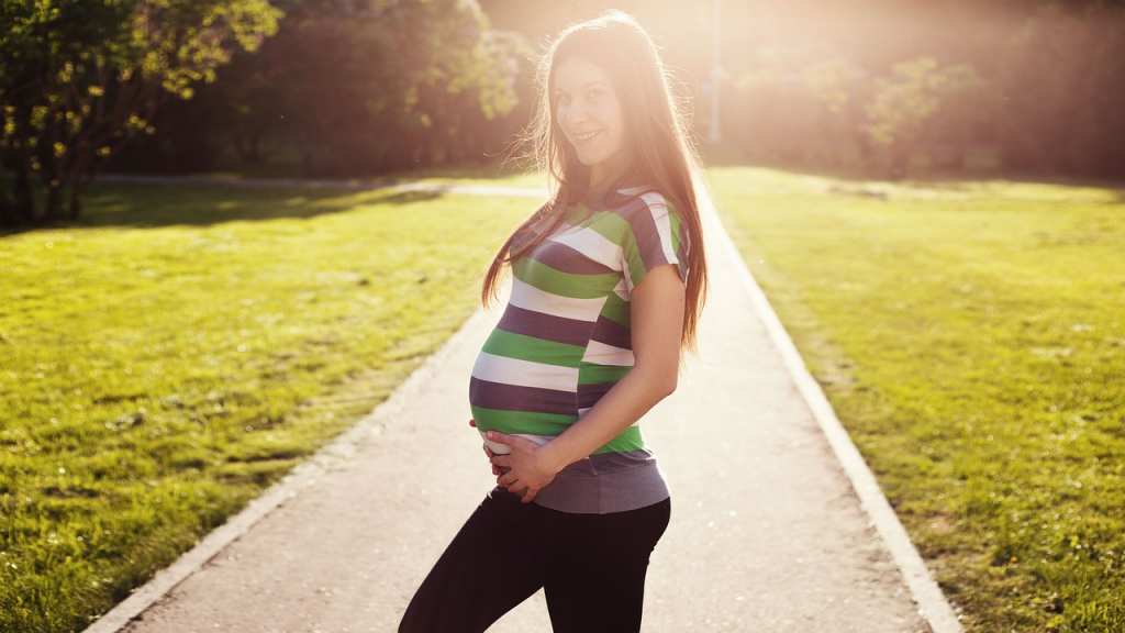 Perut Kencang Saat Hamil: 7 Penyebab dan 7 Cara Mengatasi