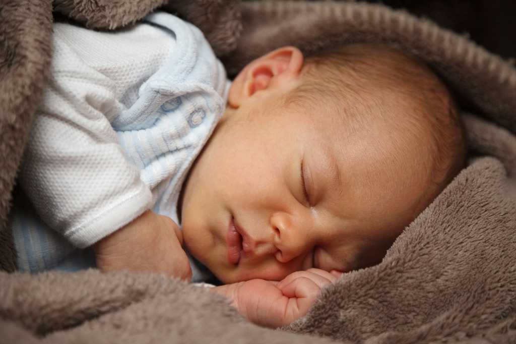 posisi-bayi-tidur-miring-doktersehat