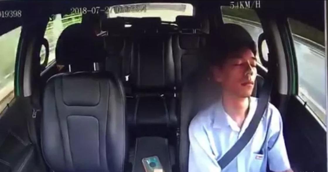 Tidur Saat Mengemudi, Supir Taksi Ini Dipecat