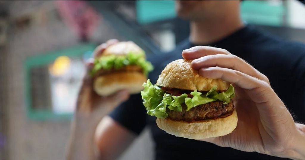 Bahaya Makan Burger dan Minum Soda Bersamaan