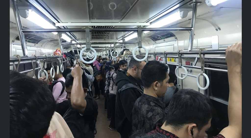 Viral, Ada Orang yang Buang Air Besar di Kereta Commuter Line