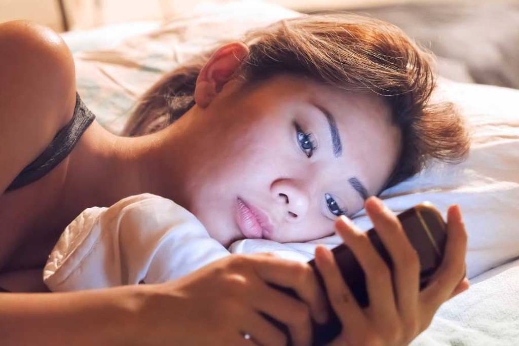 Hati-hati, Main HP Sebelum Tidur Bisa Sebabkan Diabetes