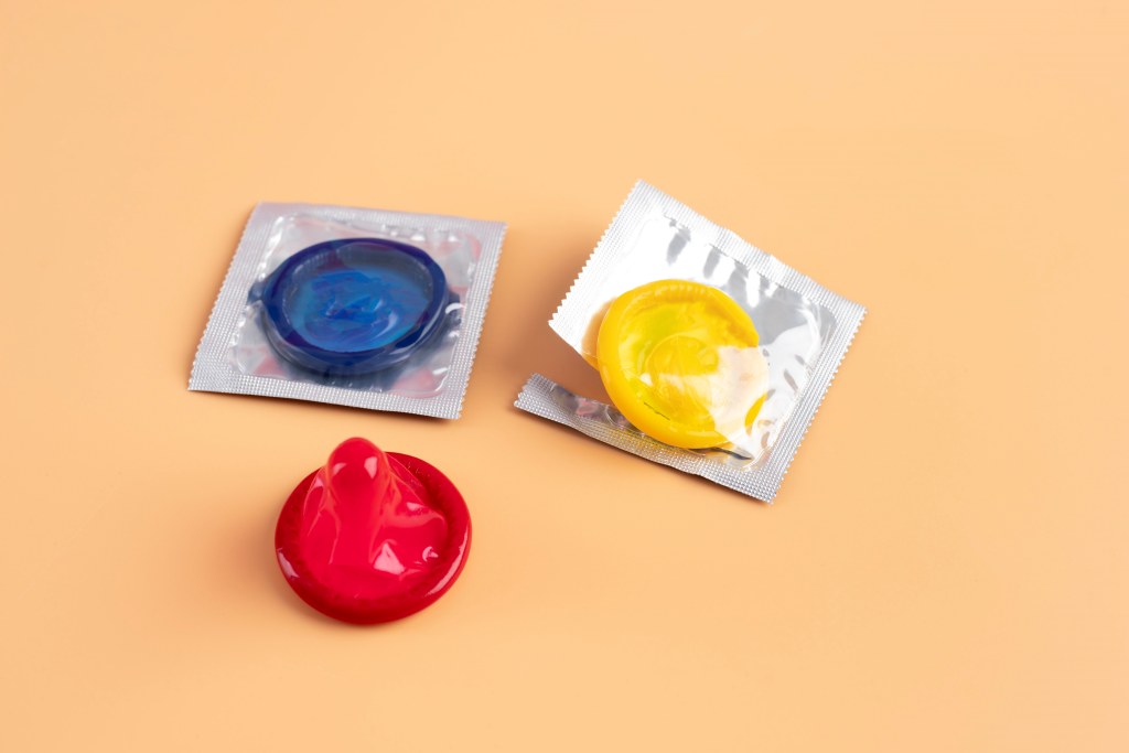 6 Penyebab Kondom Bocor saat Berhubungan Intim dan Penanganannya