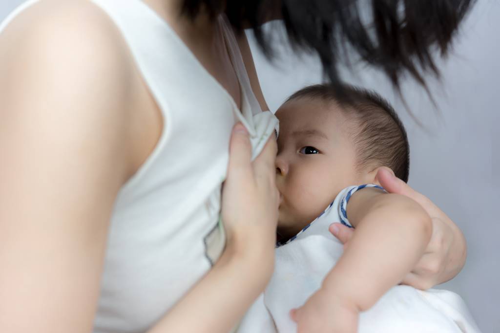 7 Cara Mengurangi Rasa Nyeri Selama Menyusui Bayi