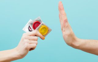 7 Alasan Kenapa Pria Tidak Suka Pakai Kondom saat Bercinta