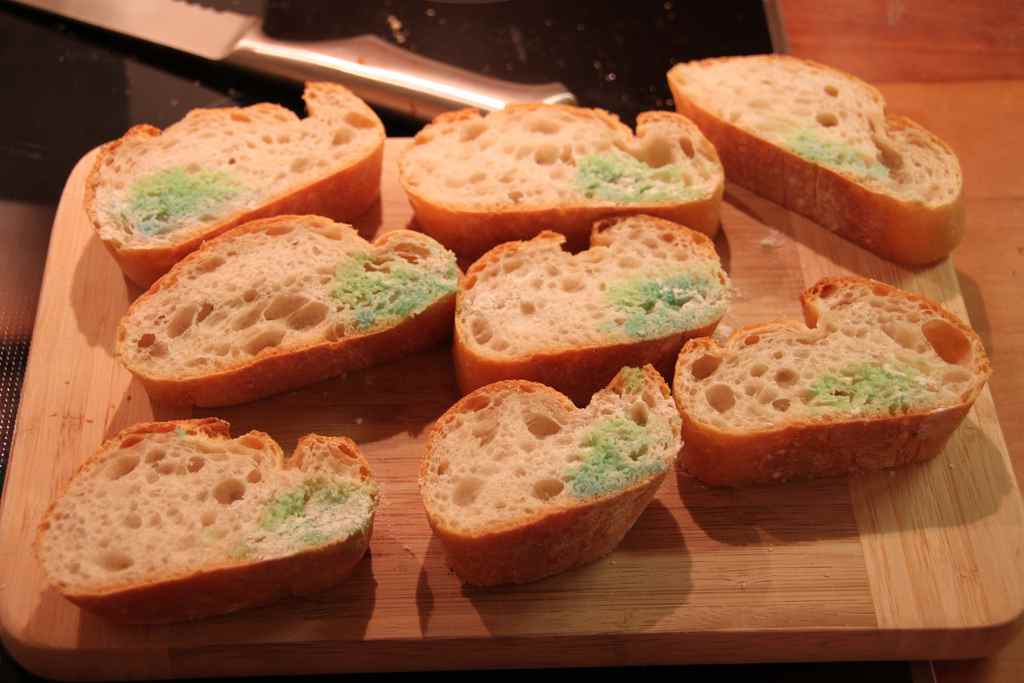 Ujung Roti Sudah Berjamur, Bolehkah Bagian Lain Dimakan?