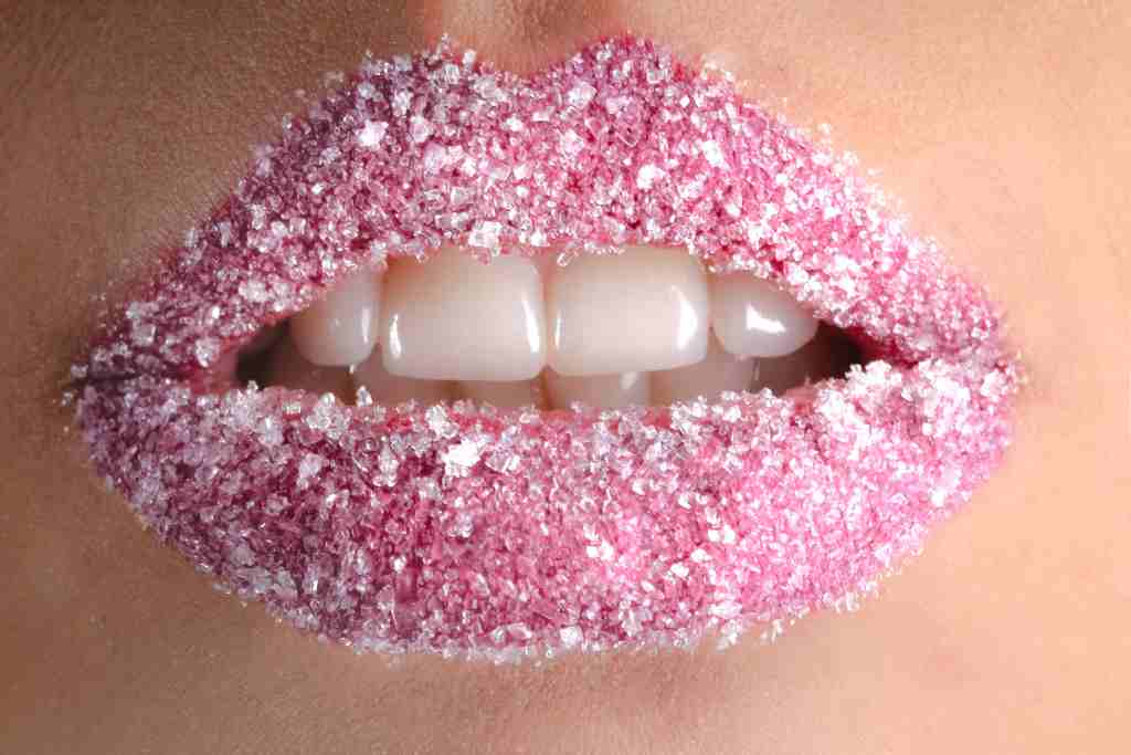 6 Resep dan Cara Memakai Masker Bibir agar Sehat dan Cantik Alami