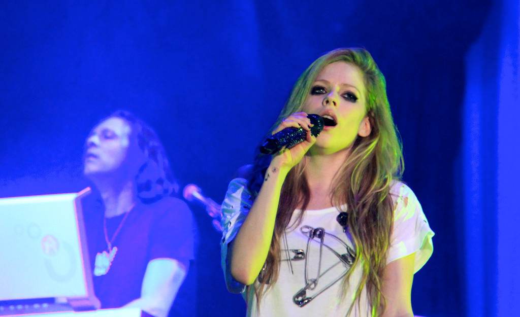 Karena Penyakit Ini, Avril Lavigne “Menghilang” Beberapa Tahun Terakhir