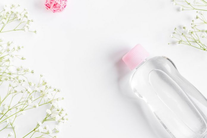 manfaaat-baby-oil-untuk-wajah-doktersehat