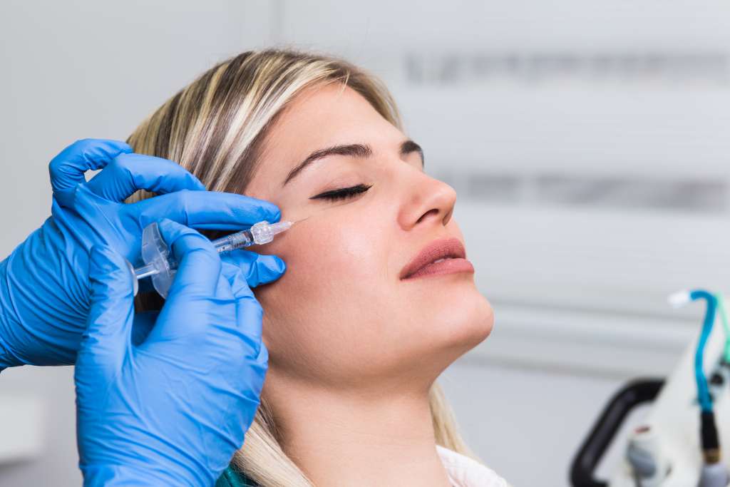 Mengenal Vampir Facial, Perawatan Wajah Fenomenal Menggunakan Darah