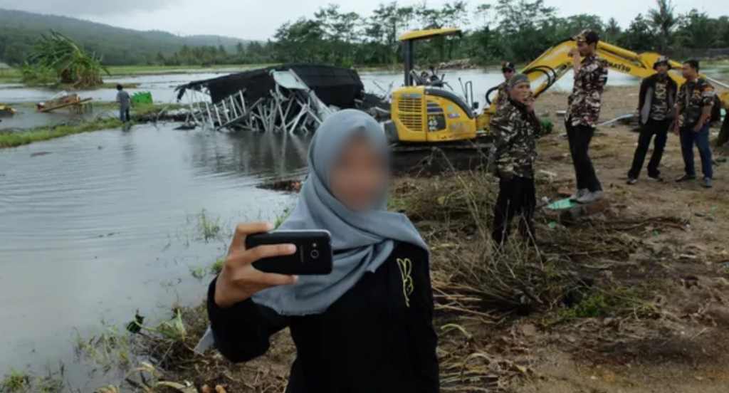 Fenomena Selfie di Lokasi Bencana Tsunami, Tanda Gangguan Mental?