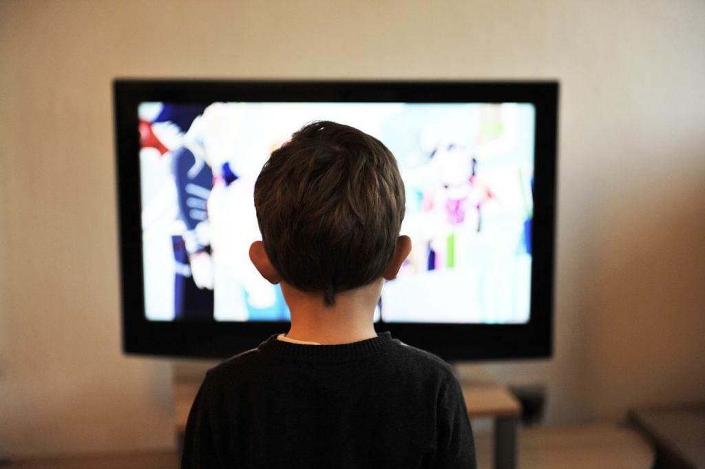 Benarkah Menonton Televisi Terlalu Dekat Berbahaya?