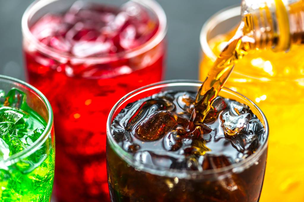 5 Makanan & Minuman yang Jangan Dikonsumsi Saat Dehidrasi