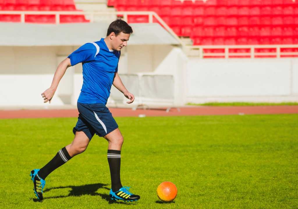 Gerakan Menggiring Bola Pada Permainan Sepak Bola