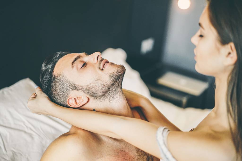 7 Alasan Mengapa Pria Memalsukan Orgasme saat Bercinta