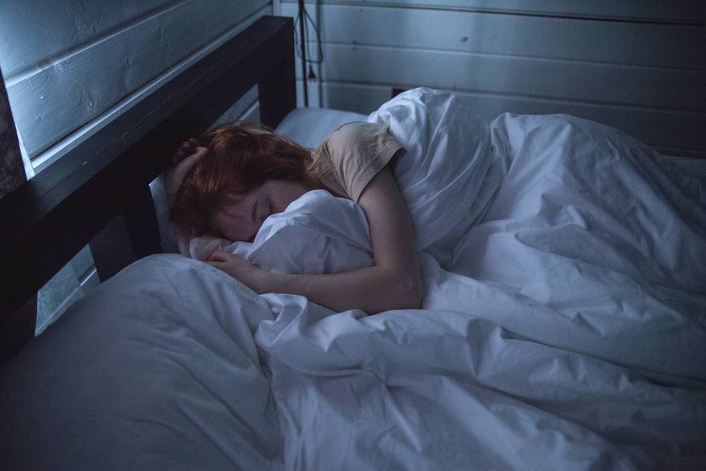 Bermain Ponsel Sebelum Tidur, Wanita Ini Ditemukan Meninggal