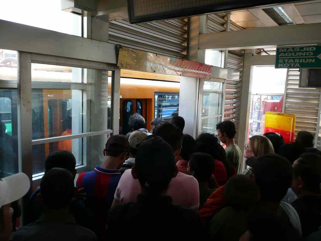 Naik Angkutan Umum, Lebih Sehat atau Rentan Tertular Penyakit?