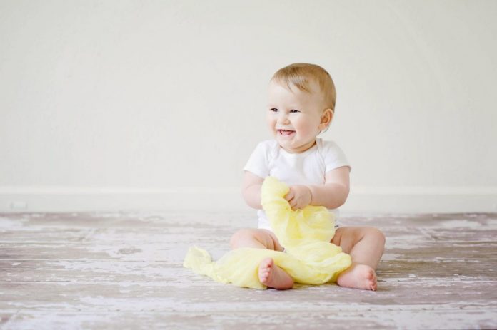 usia-berapa-bayi-bisa-duduk-doktersehat