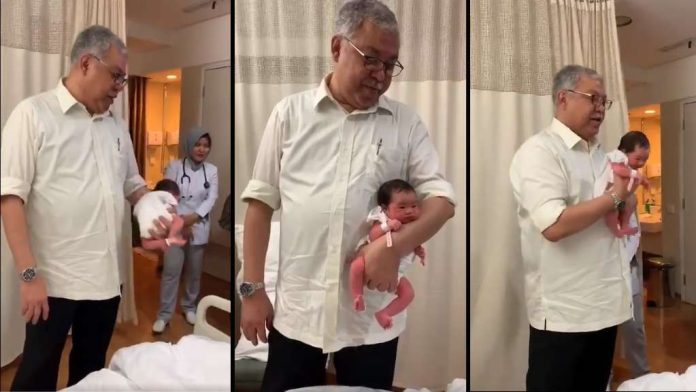 viral-dokter-menggendong-bayi-doktersehat viral-dokter-menggendong-bayi-doktersehat