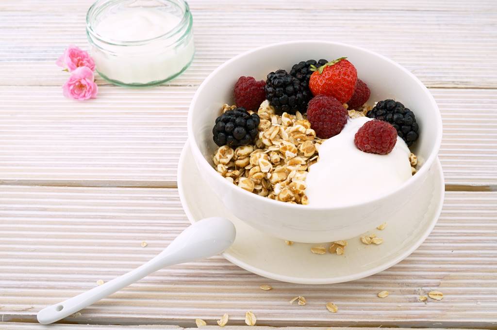 Yoghurt: Kandungan Nutrisi, Manfaat, dan Efek Samping