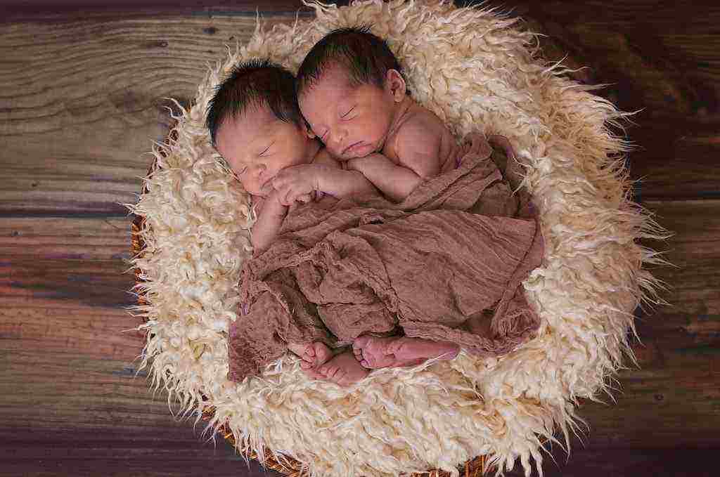 7 Cara Menyusui Bayi Kembar yang Benar, Nyaman, dan Aman
