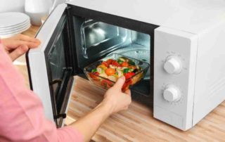 Menghangatkan Makanan di Microwave Bisa Sebabkan Kanker?