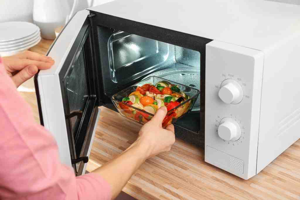 Menghangatkan Makanan di Microwave Bisa Sebabkan Kanker?