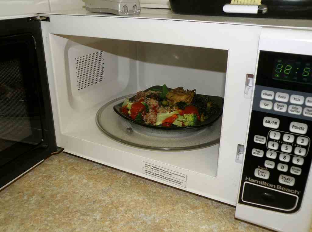 Makanan yang Dipanaskan di Microwave Bisa Picu Kanker, Benarkah?