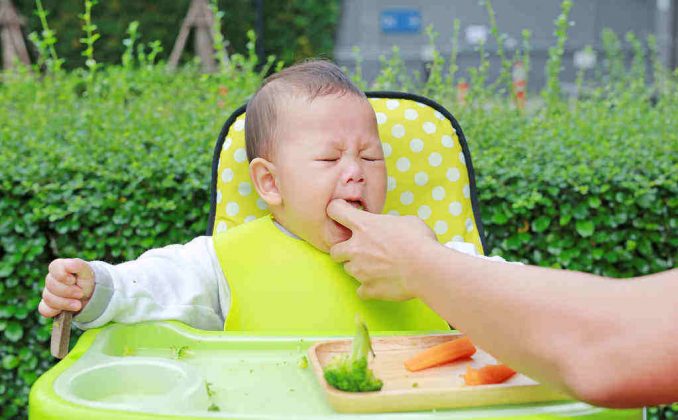 6 Cara Mencegah Bayi Tersedak  dan Mengatasinya 